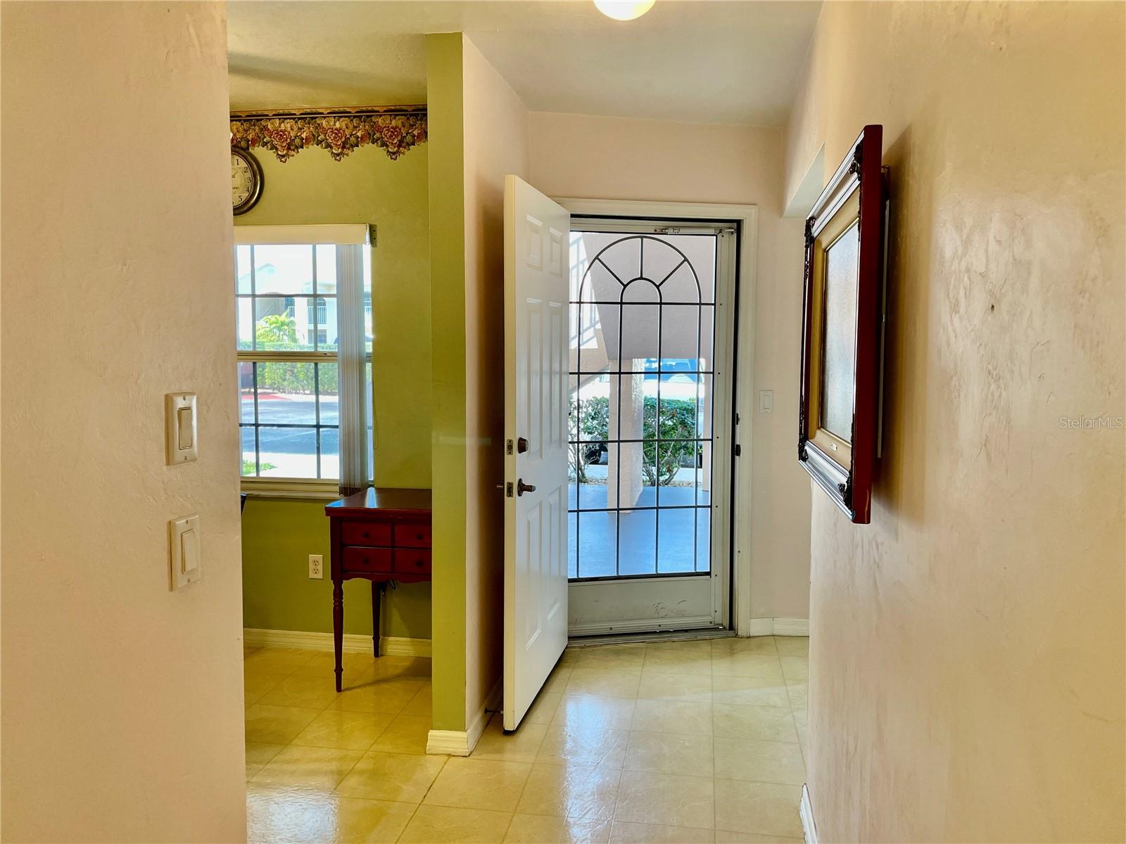 NORTH SHORE/KINGSWAY UNIT #1401 OR 548/2 - Residential