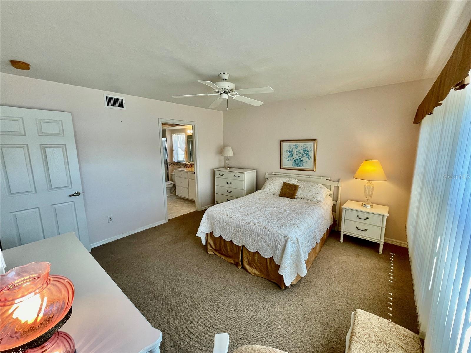 NORTH SHORE/KINGSWAY UNIT #1401 OR 548/2 - Residential