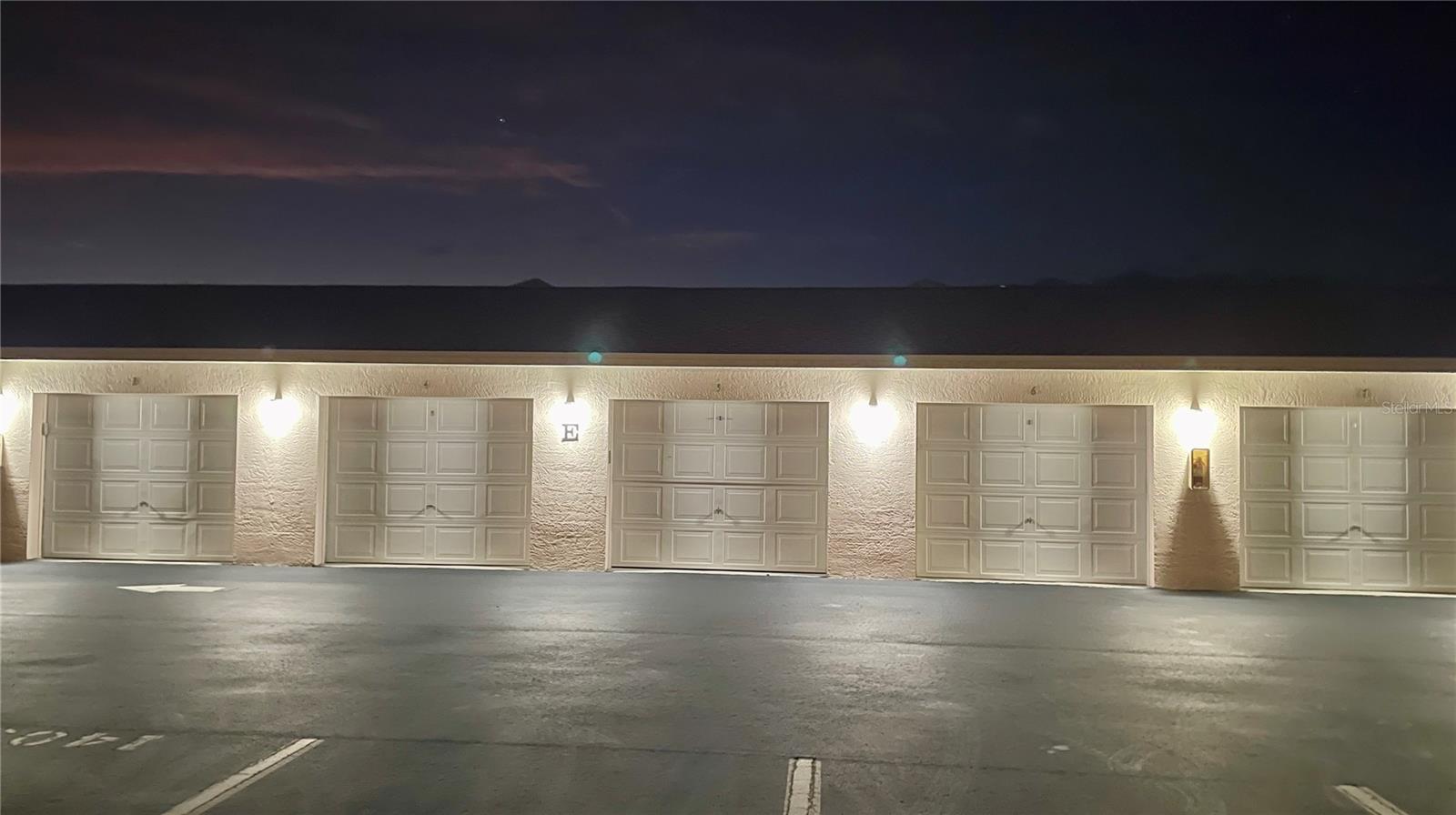 NORTH SHORE/KINGSWAY UNIT #1401 OR 548/2 - Residential