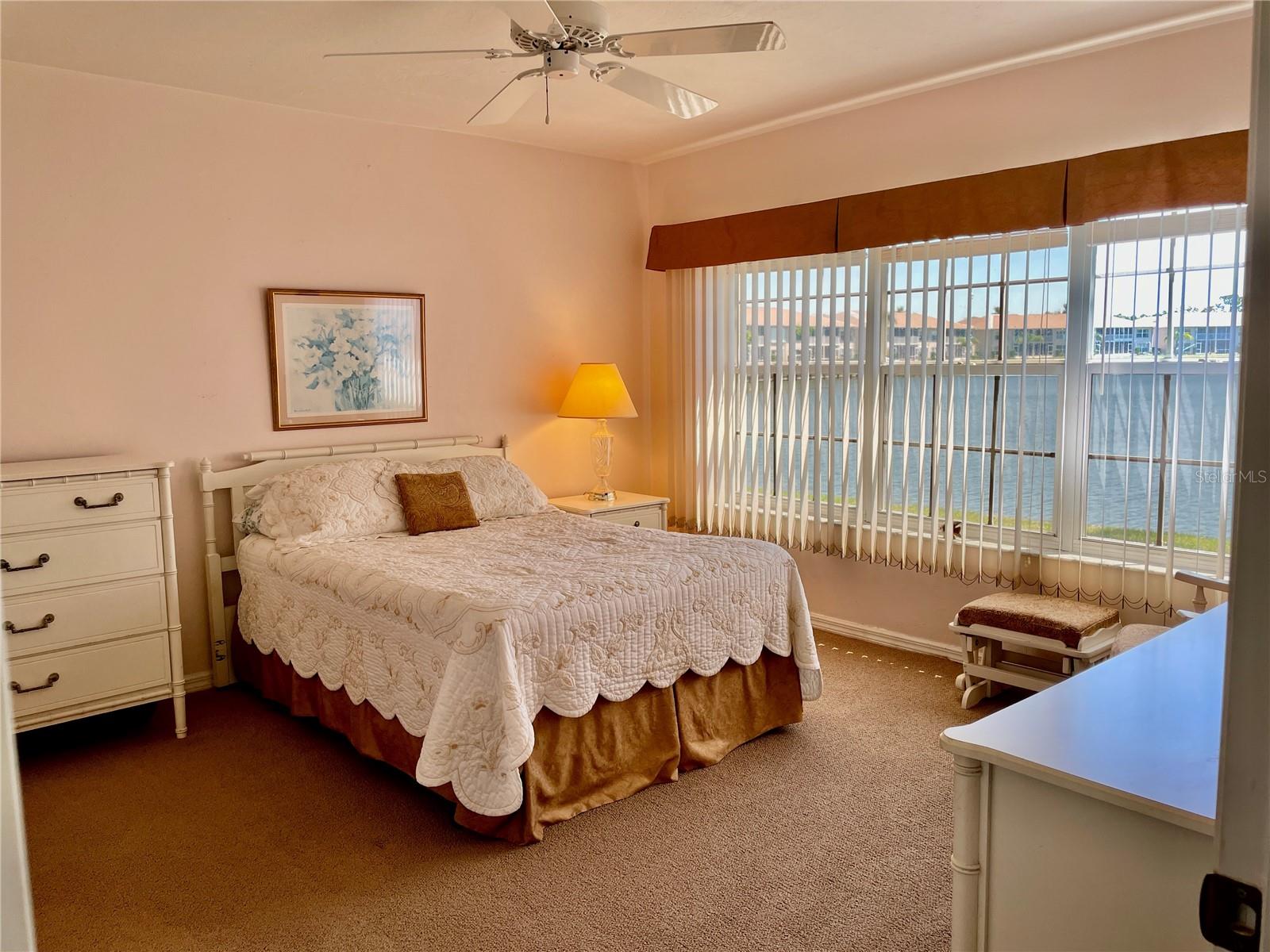 NORTH SHORE/KINGSWAY UNIT #1401 OR 548/2 - Residential