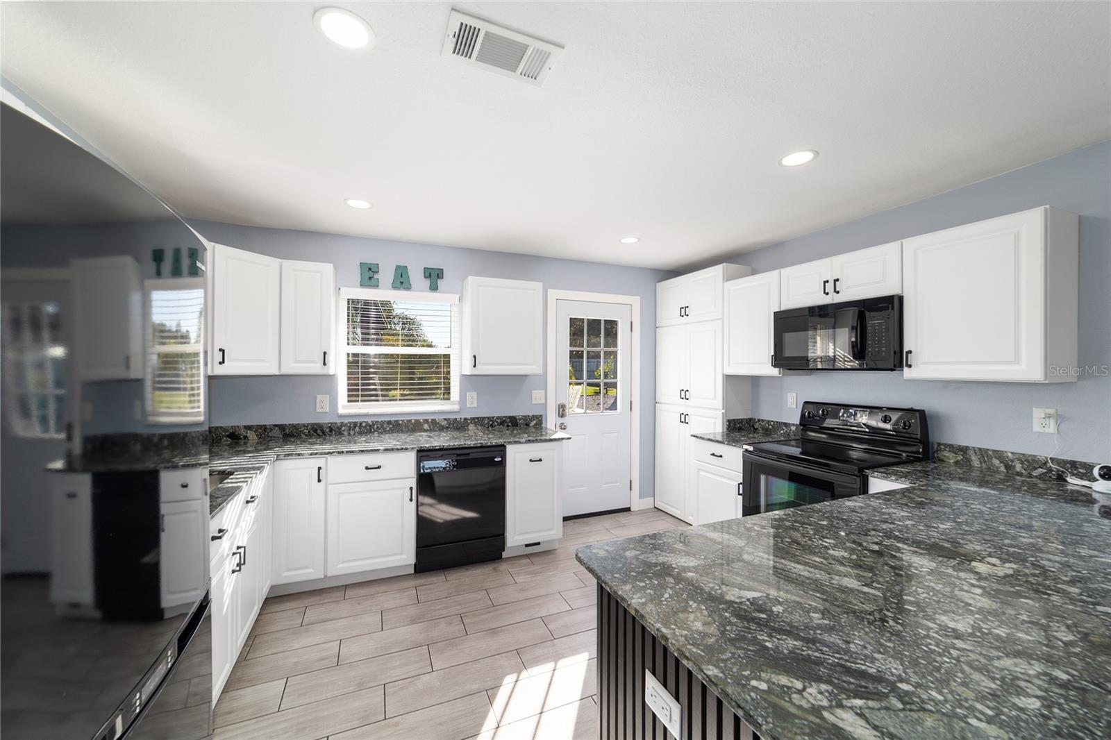 SMITH LAKE ESTATE - Residential