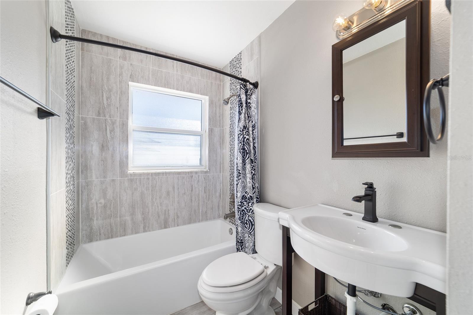 SMITH LAKE ESTATE - Residential