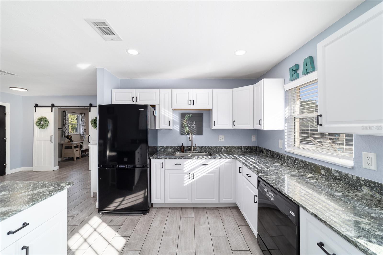 SMITH LAKE ESTATE - Residential