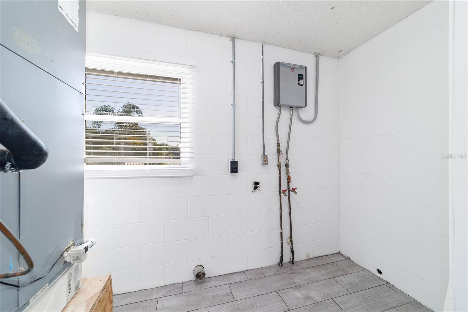 SMITH LAKE ESTATE - Residential