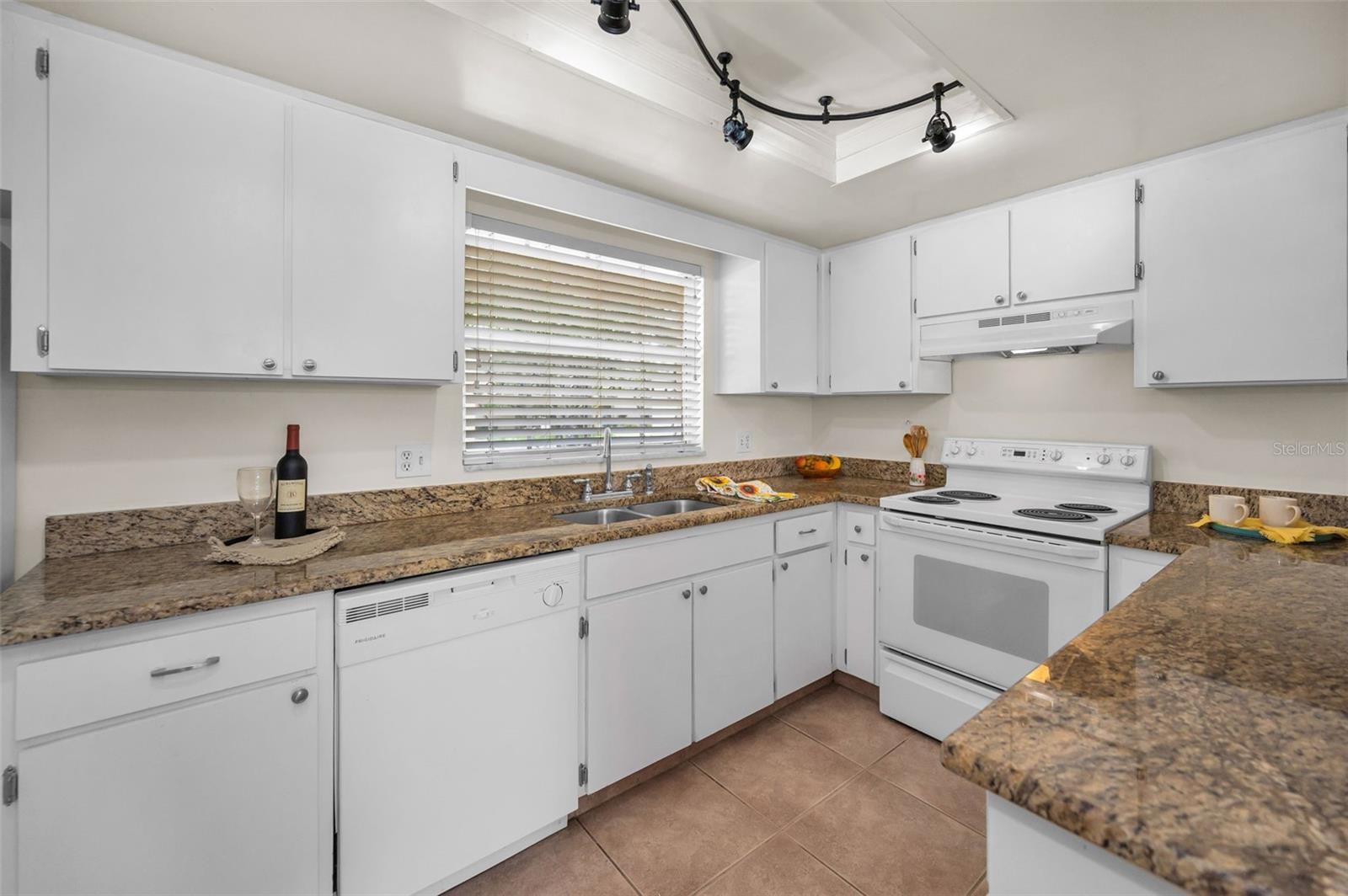 EAST BAY COUNTRY CLUB CONDO APTS - Residential