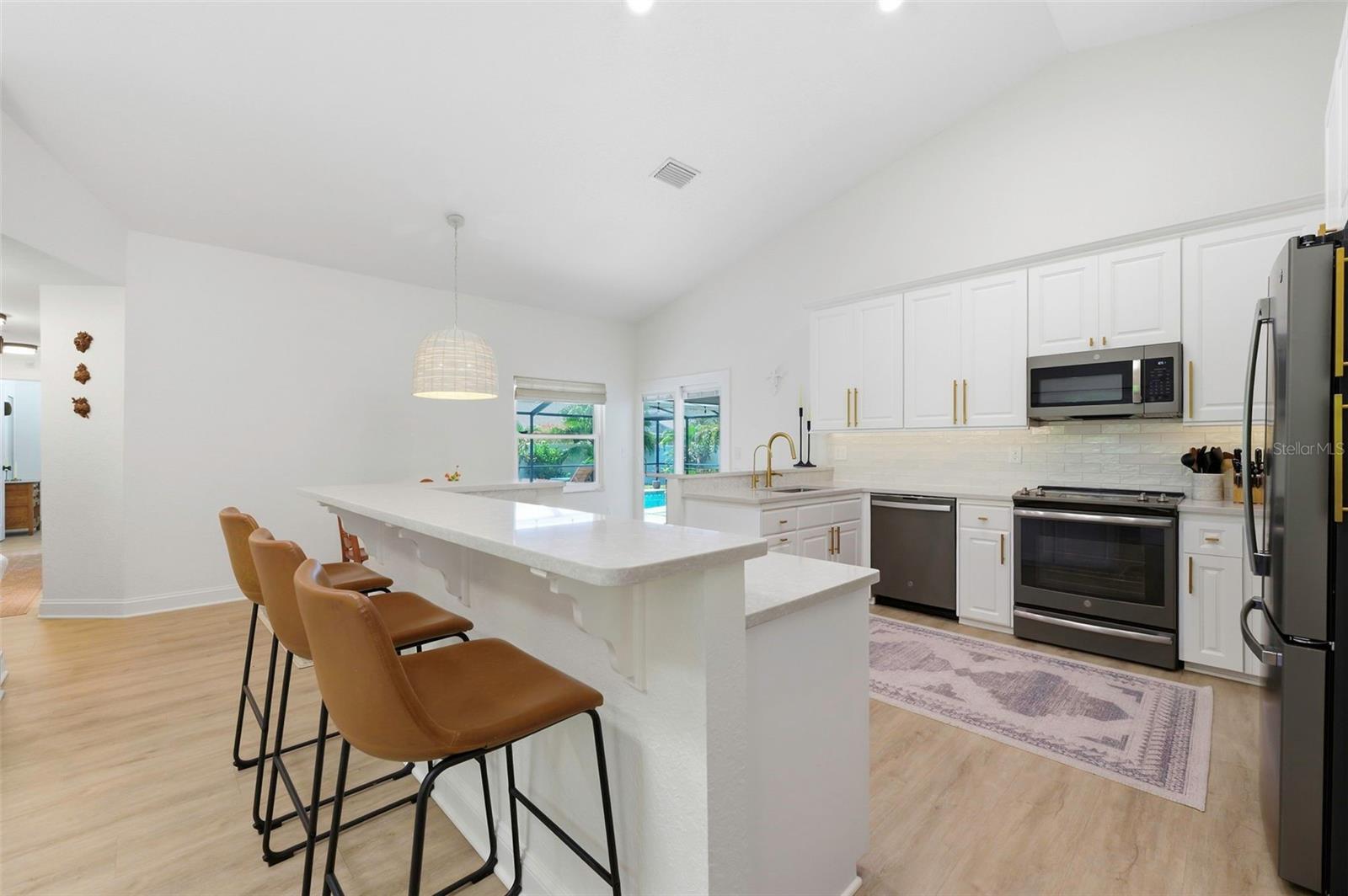 3347 LAKE SHORE LANE