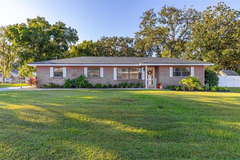 Photo of 1305 Wren Avenue, Leesburg, FL 34748 (MLS # O6351204) Photo of 1305 Wren Avenue, Leesburg, FL 34748 (MLS # O6351204)