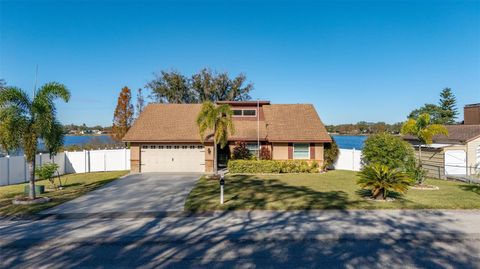 A home in WINTER HAVEN