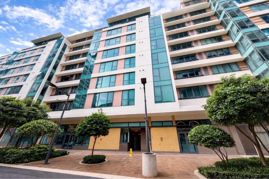 Unfurnished apartment available for rent, with the option to rent it furnished for is $4,500 per month. The residence features two bedrooms, two bathrooms, and two parking spaces. The kitchen comes equipped, and the layout includes a laundry room, a linen closet, and a walk-in closet in the primary bedroom, which also features an en-suite bathroom.

The property offers a comfortable and functional layout, ideal for those seeking a practical living space that can easily be personalized. Located in a community with convenient access to services, restaurants, shops, and major city routes, it provides an excellent opportunity to enjoy a well-connected urban lifestyle.