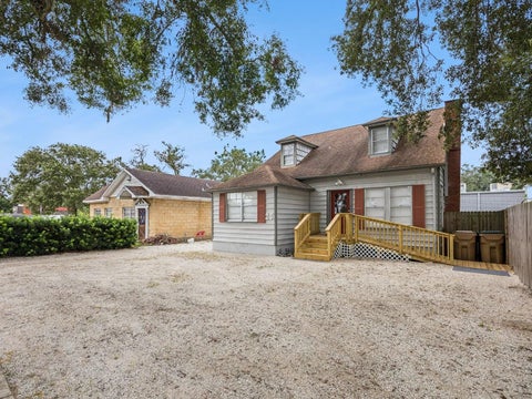Photo of 25 E Pinecrest Avenue, Eustis, FL 32726 (MLS # O6431856)
