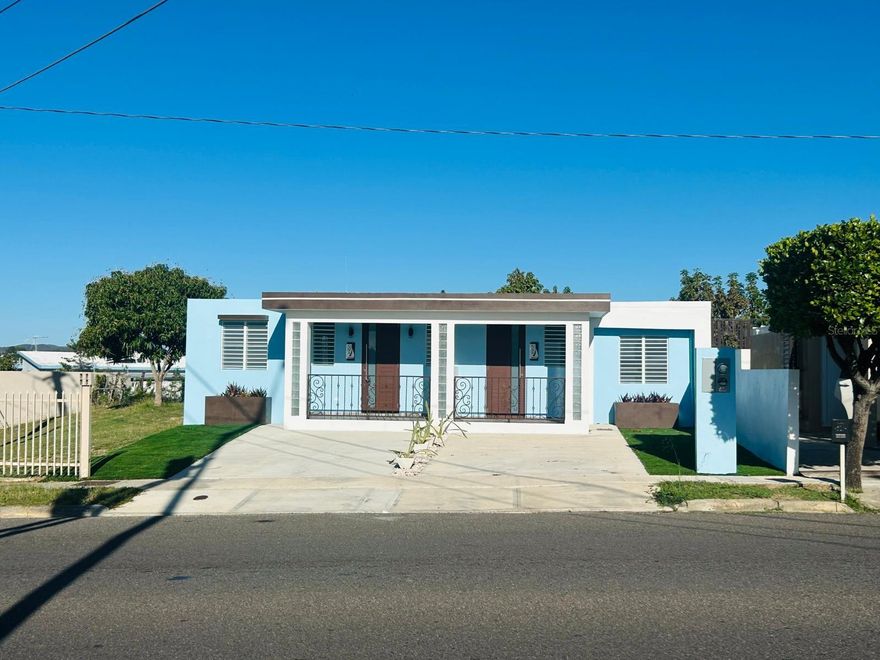 Apartment for Rent - Santa Teresita, Ponce

Available starting April 1. Your new home awaits you in Santa Teresita! A fully renovated apartment, ready to move into, located in a prime area with easy access to supermarkets, schools, and shops.

This property offers comfortable and functional spaces, ideal for those seeking tranquility, a good location, and comfort. It features a modern PVC kitchen equipped with a stove, refrigerator, and microwave, new flooring that enhances the apartment’s aesthetic, and excellent natural lighting. Additionally, the unit includes a washer and dryer, providing greater convenience for everyday life.

Property features:

- Three spacious bedrooms.
- A remodeled bathroom.
- Modern PVC kitchen.
- Stove included.
- Refrigerator included.
- Microwave included.
- Washer and dryer on-site.
- Air conditioning.
- Electric water heater.
- One parking space.
- Patio.
- Water included in the rent.