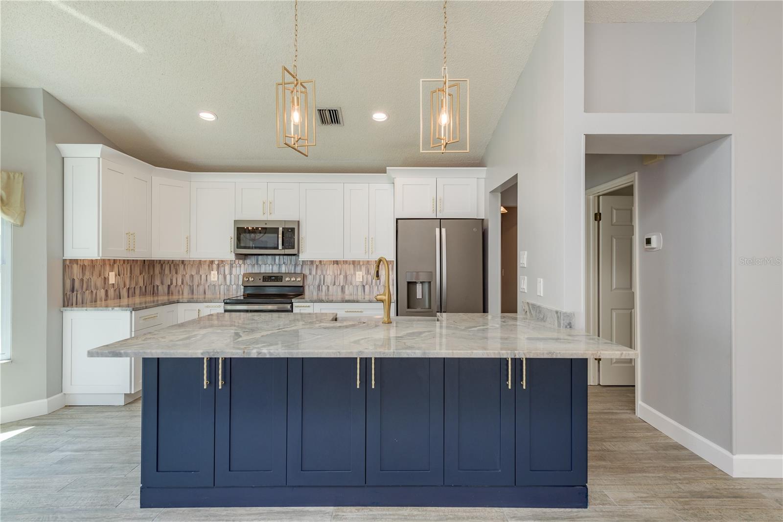 161 LAKE SHORE DRIVE W