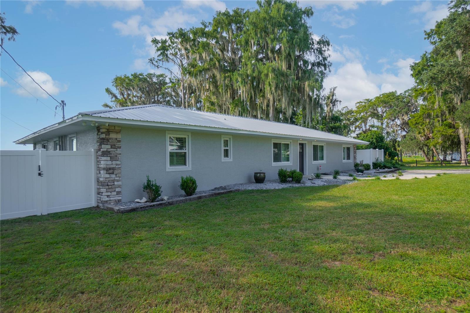 221 S HUNTING LODGE DRIVE