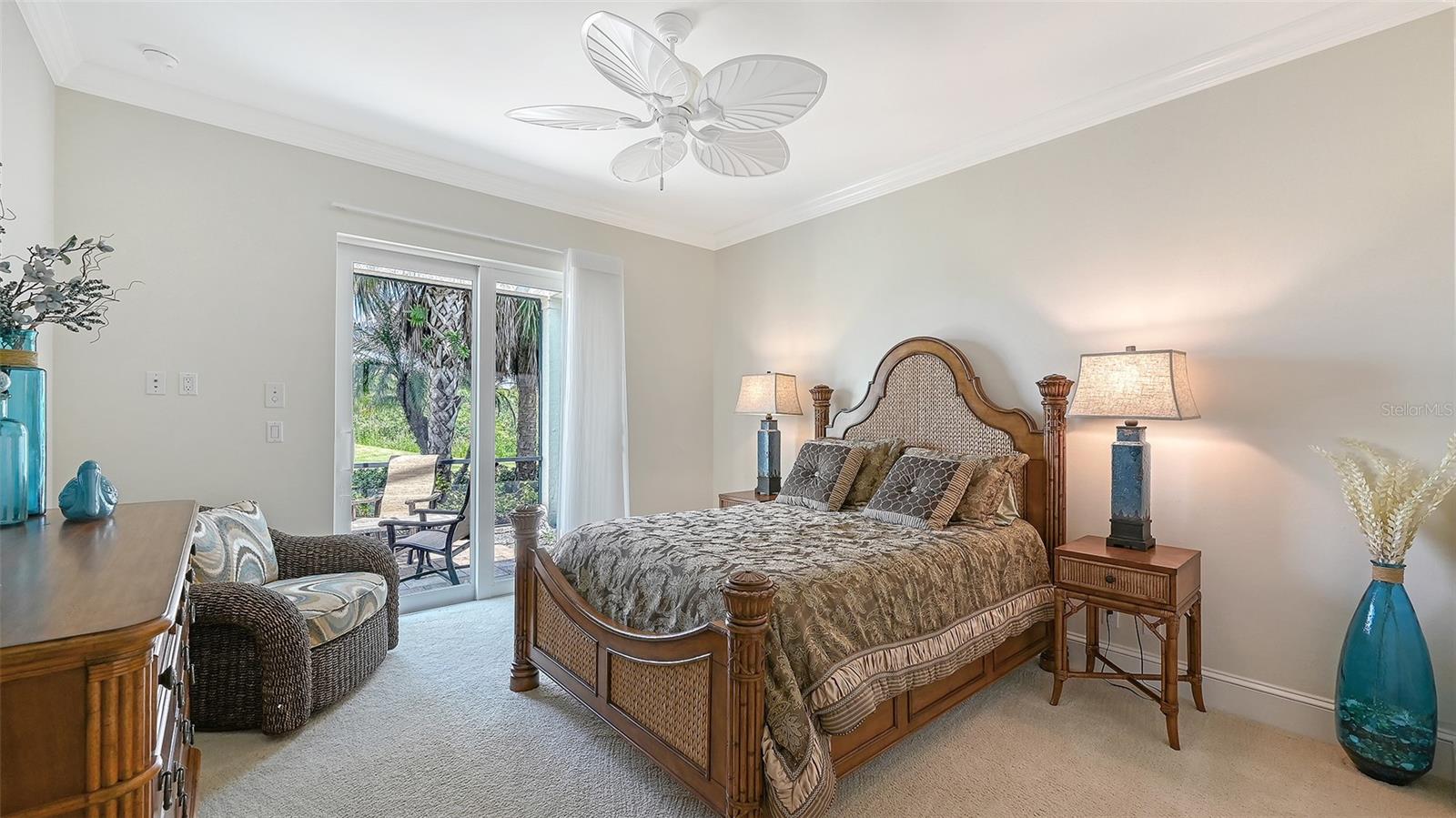 FOUNDERS CLUB - Residential