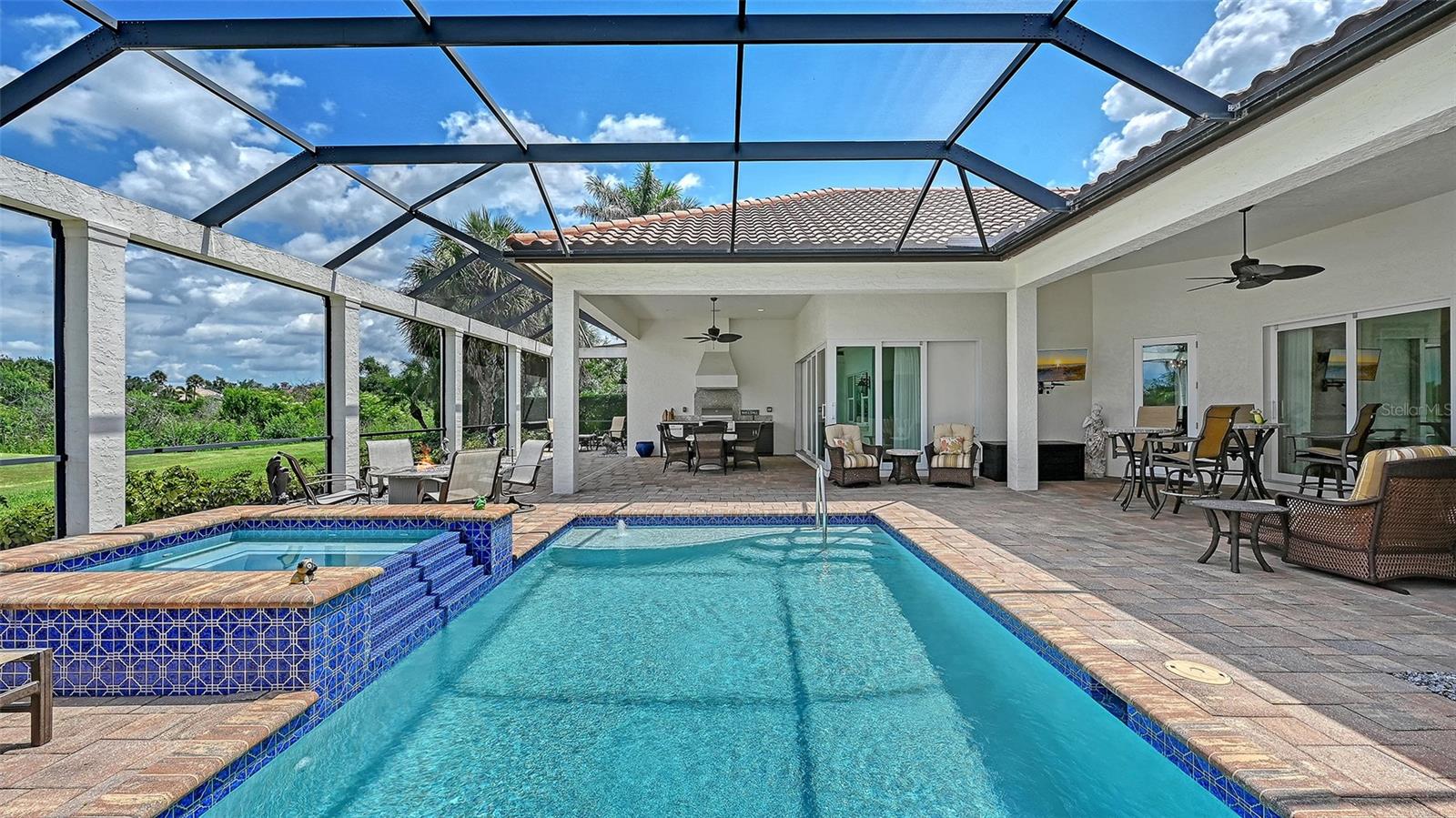 FOUNDERS CLUB - Residential