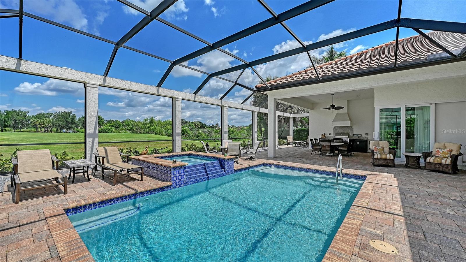 FOUNDERS CLUB - Residential