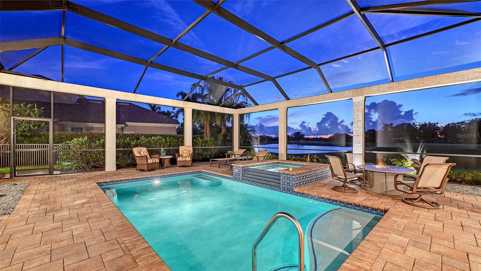 FOUNDERS CLUB - Residential