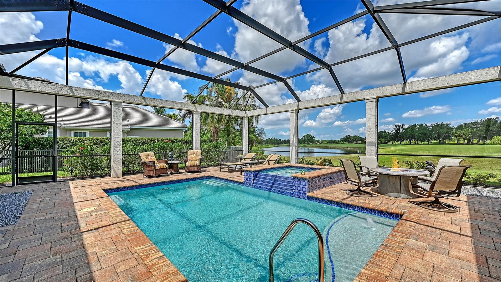 FOUNDERS CLUB - Residential