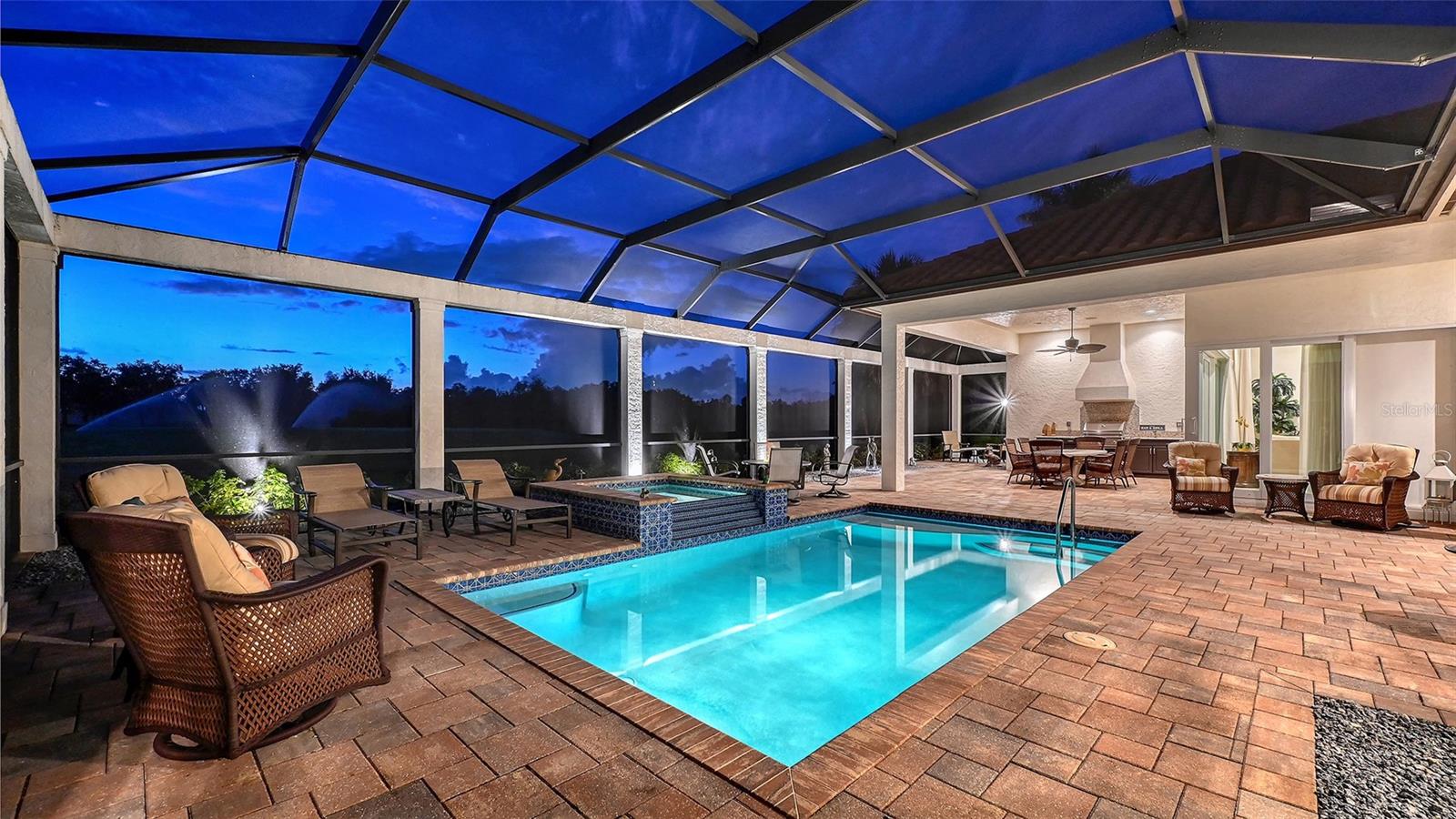 FOUNDERS CLUB - Residential
