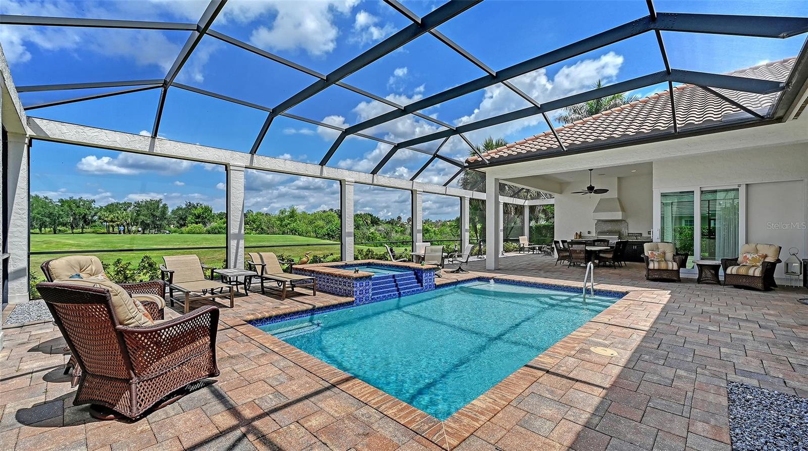 FOUNDERS CLUB - Residential