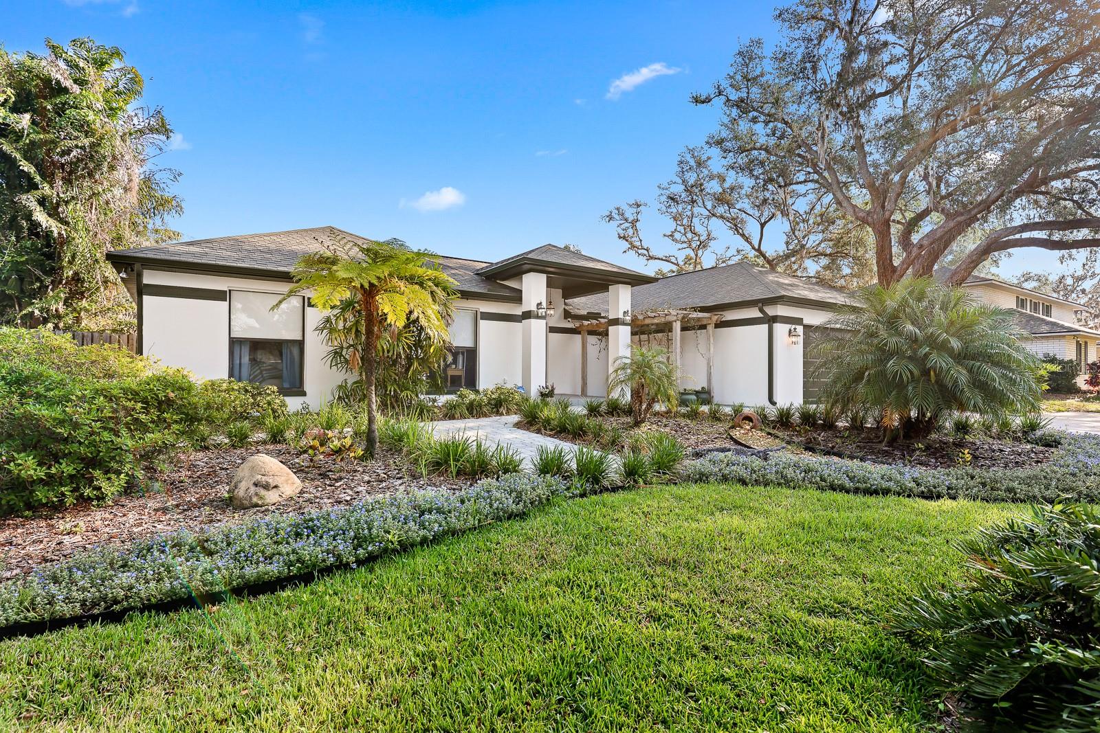 1004 HOLLYBERRY COURT