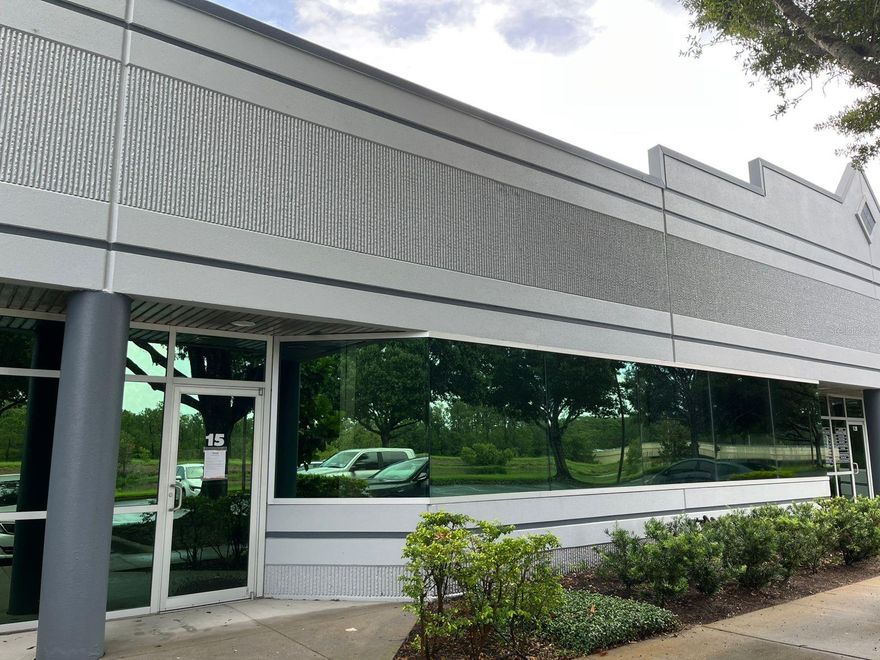 LOCATION LOCATION LOCATION. WAREHOUSE + OFFICE SPACE . EXCELLENT LOCATION ! EASY ACCESS TO MAIN ROADS ! BEAUTIFUL LAKE VIEW !! TRIPLE NET - NNN RENT US$ 2,699.37+ US$ 596 (HOA) + US$ 428.43 (TAX PROPERTY)+ US$ 176.20(SALES TAX ) = US$ 3,900.00.