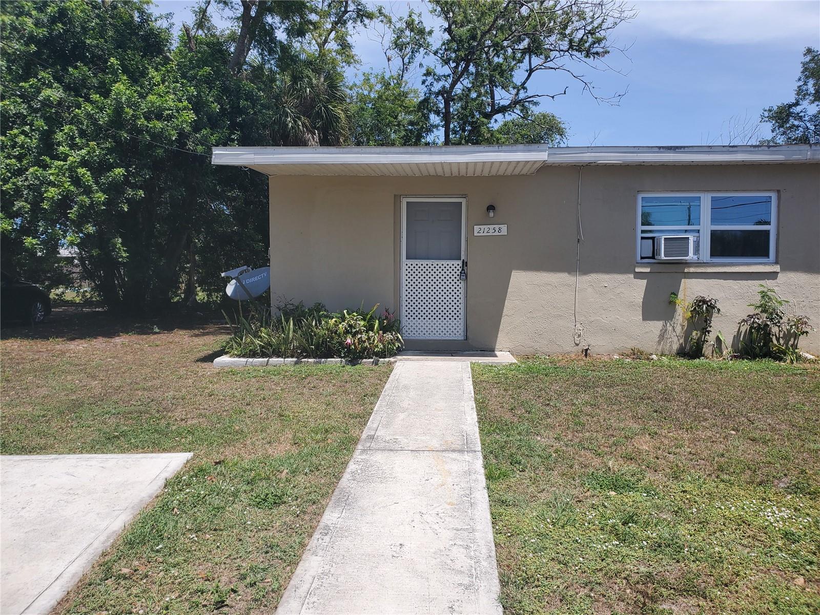 Welcome Home! This cozy 1 bedroom is now available. Centrally located in the heart of Port Charlotte close to medical, shopping and night life. Just a short trip to downtown Punta Gorda.