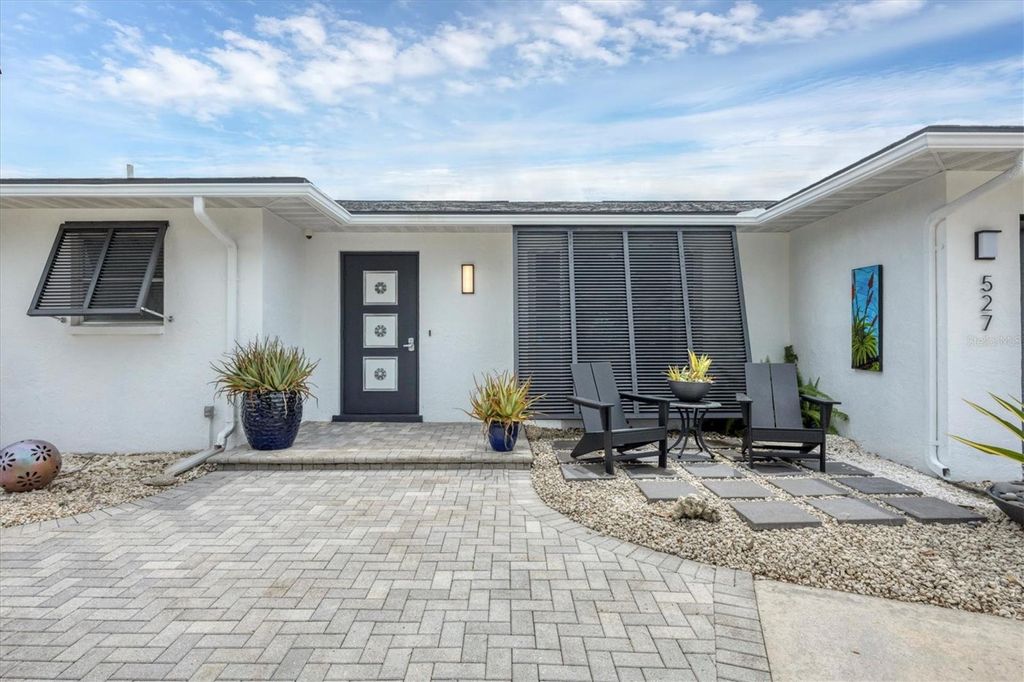 Photo of 527 Bellaire Drive, Venice, FL 34293 (MLS # A4665117)