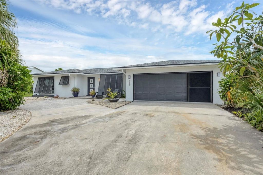 Photo of 527 Bellaire Drive, Venice, FL 34293 (MLS # A4665117)