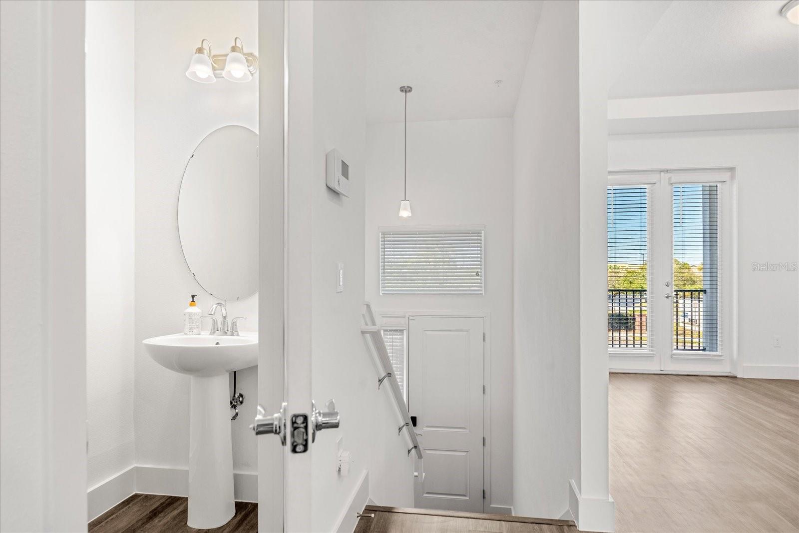 LIVE/WORK UNS/UPTOWN AVALON - Residential Lease