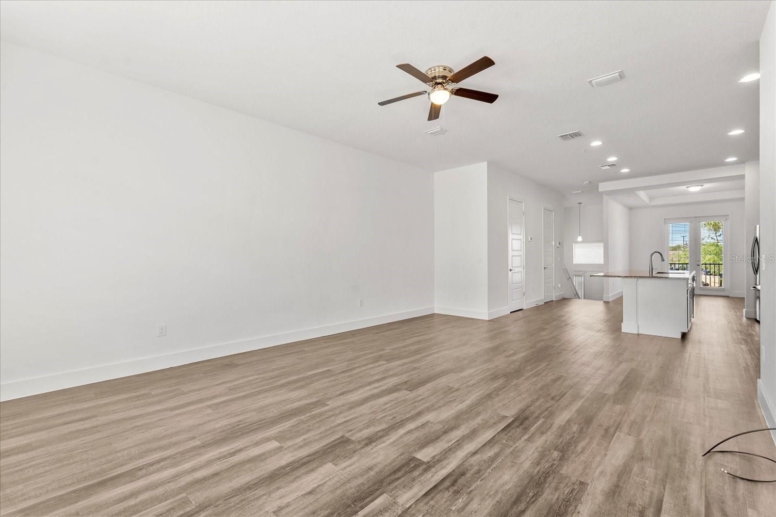 LIVE/WORK UNS/UPTOWN AVALON - Residential Lease