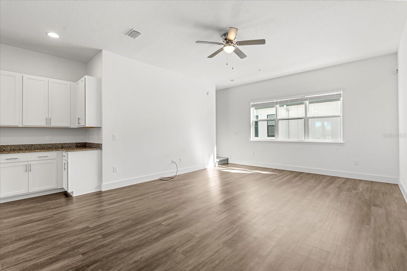 LIVE/WORK UNS/UPTOWN AVALON - Residential Lease