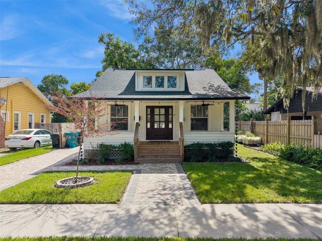 Photo of 809 N Hyer Avenue, Orlando, FL 32803 (MLS # O6432944)