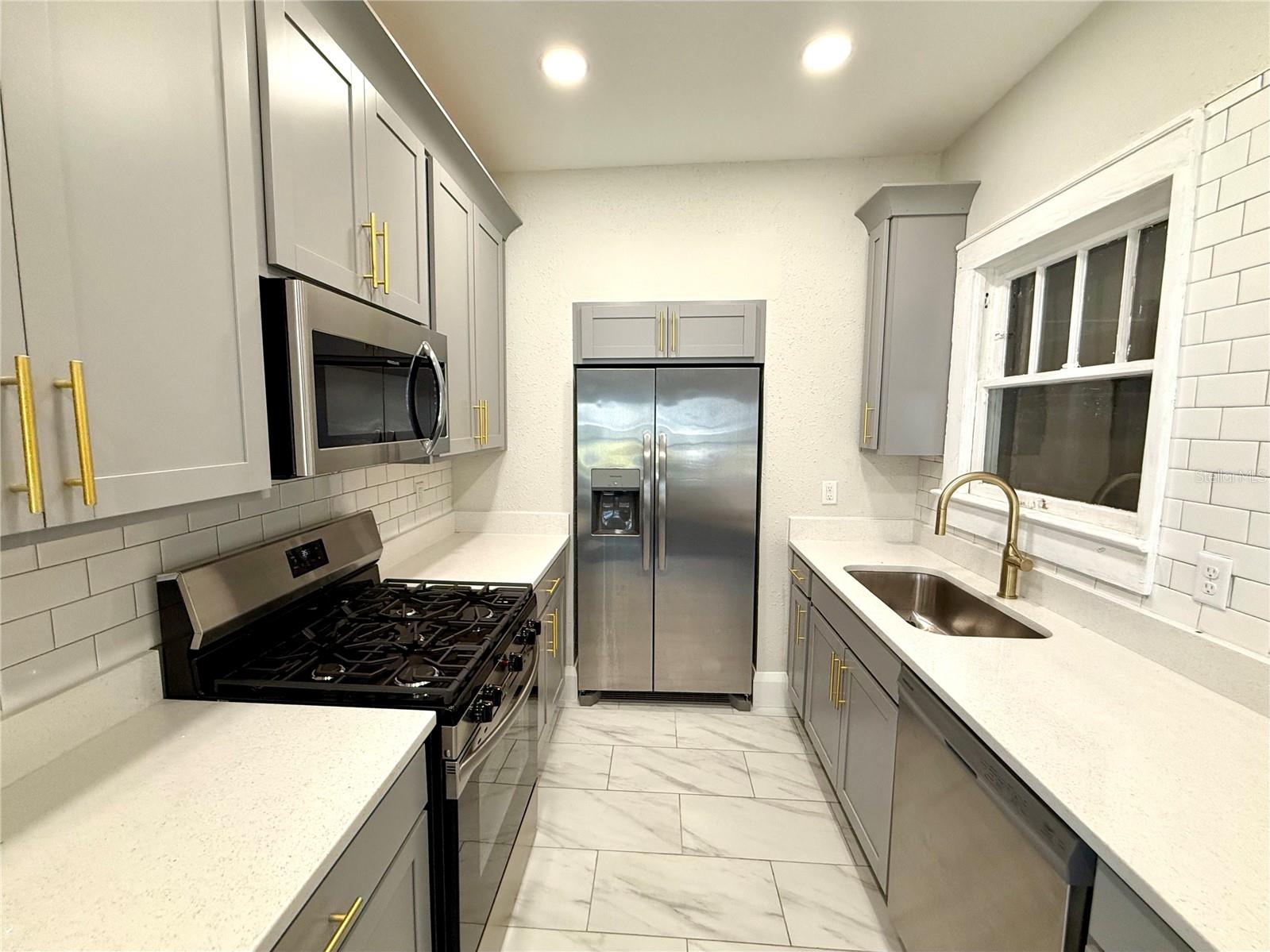 DE LEON PARK - Residential Lease