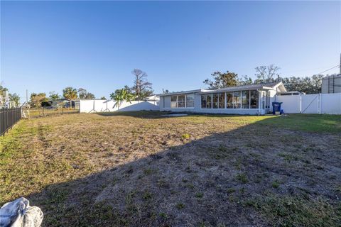 A home in ELLENTON