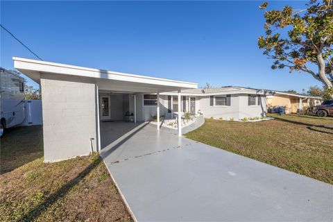 A home in ELLENTON