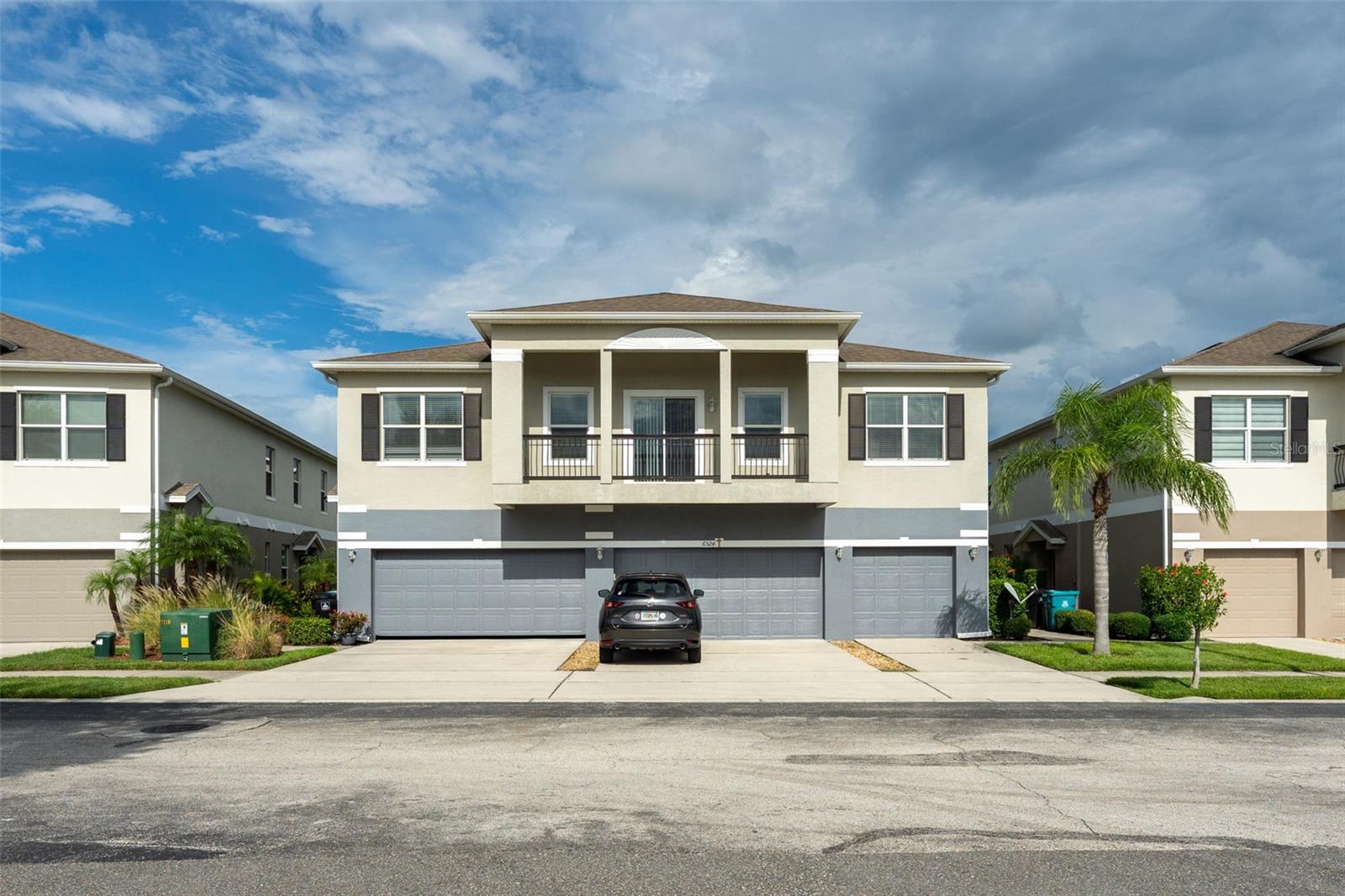 Beautiful 2 bedrooms 2 baths with new carpet and painted , with an amazing view wating for you , once car garage , great location near major highways and the airport .