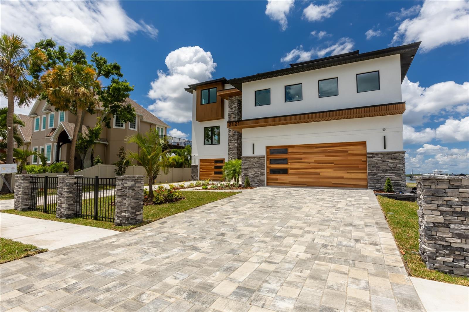 2121 BAYOU GRANDE BOULEVARD NE