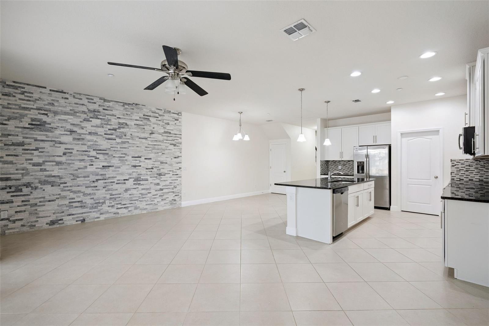 ALOMA TRAILS - Residential Lease