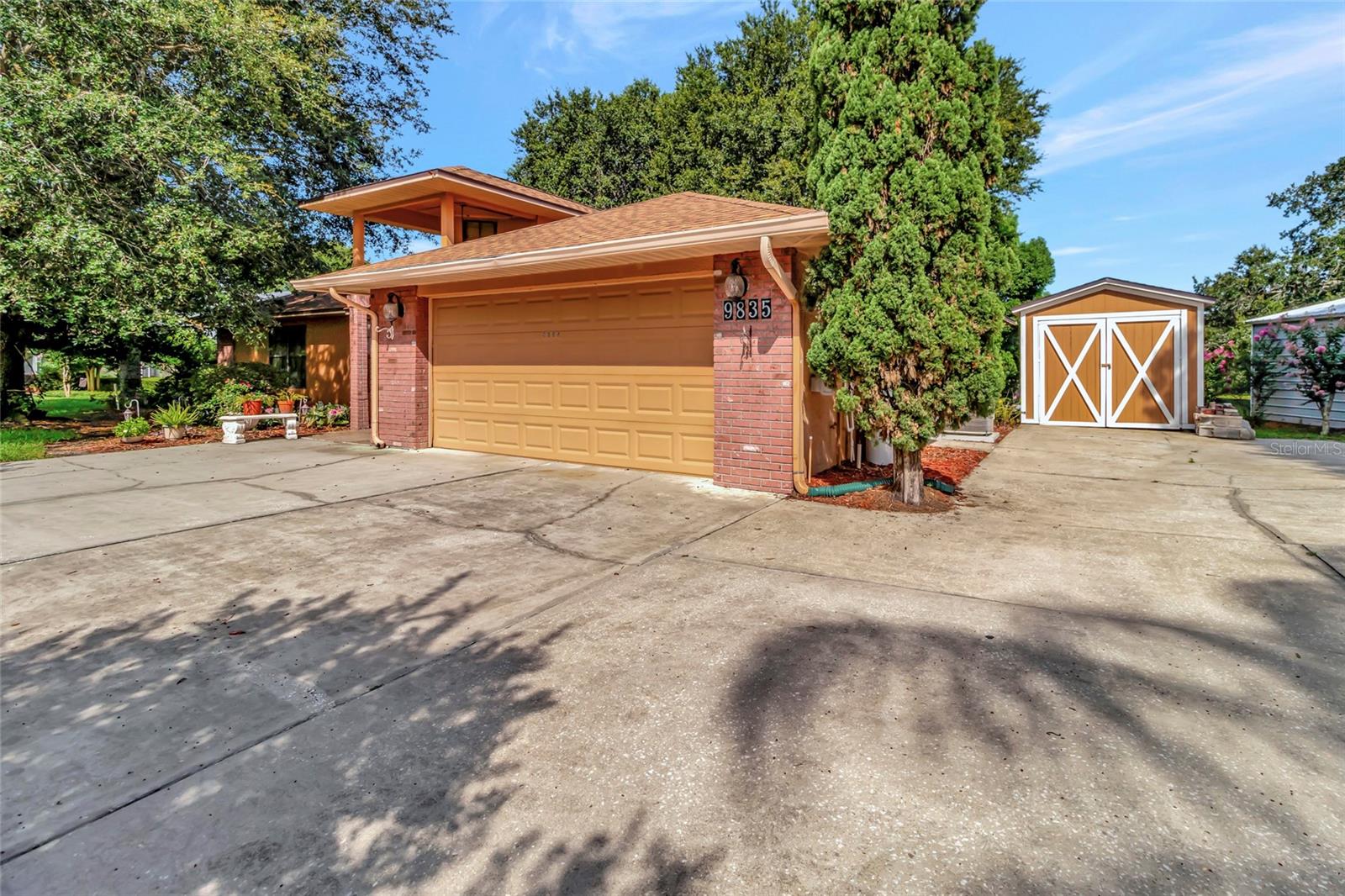 9835 LAKESHORE DRIVE