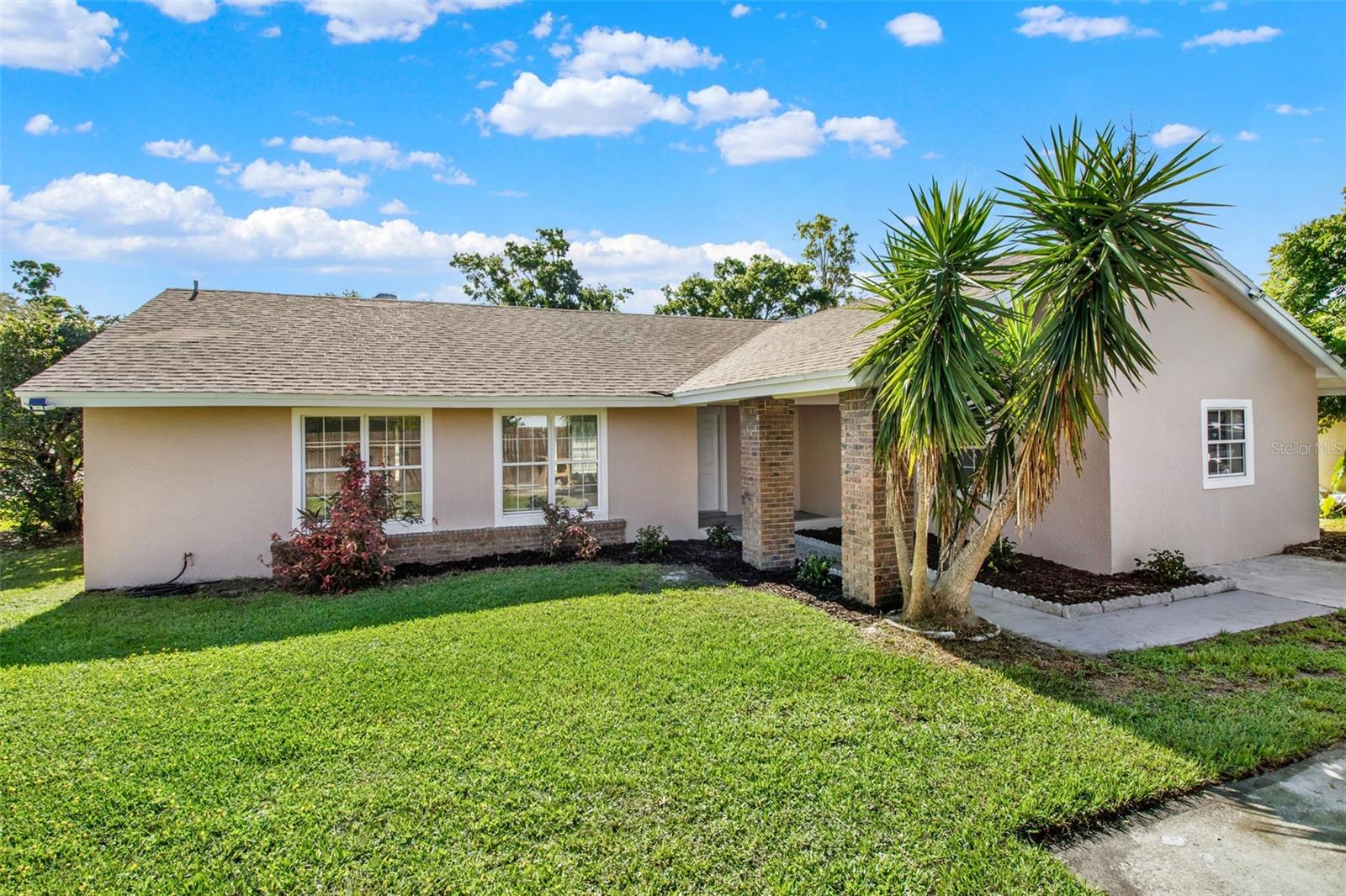 Discover this charming 4-bedroom, 2-bathroom home located in the heart of Kissimmee. Recently updated!! Perfectly situated in a walkable community, this home offers the convenience of being just steps away from local restaurants, shops, and essential services.
Features: Bright and open living spaces with plenty of natural light
Functional kitchen with ample cabinetry
Spacious bedrooms, each with its own bathroom
Private outdoor area for relaxing or entertaining
Low-maintenance lifestyle in a friendly neighborhood
?? Why You’ll Love It:
Excellent option for anyone seeking comfort and convenience
Walkable location near dining and shopping — no need to drive for daily essentials
Easy access to major roadways for commuting or visiting Orlando attractions