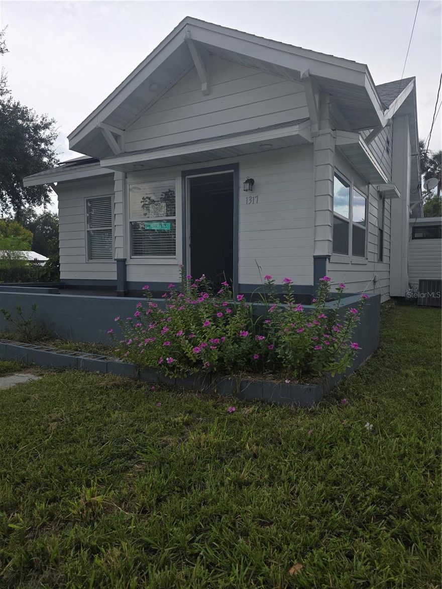 Excellent opportunity in the heart of Kissimmee! Located at 1317 Emmett St, this corner-lot, no-HOA home offers 2 bedrooms and 2 full baths, approximately 825 sq ft on a generous ~0.31-acre lot.
The home has been renovated and is move-in ready, with ceramic tile floors and stainless-steel appliances. It also features a new roof and fully paid solar panel system, providing energy savings from day one.
Prime location near shops, services, Downtown Kissimmee, transportation and major roads. Qualifies for financing programs with cero down payment, as well as Conventional, FHA and VA loans.