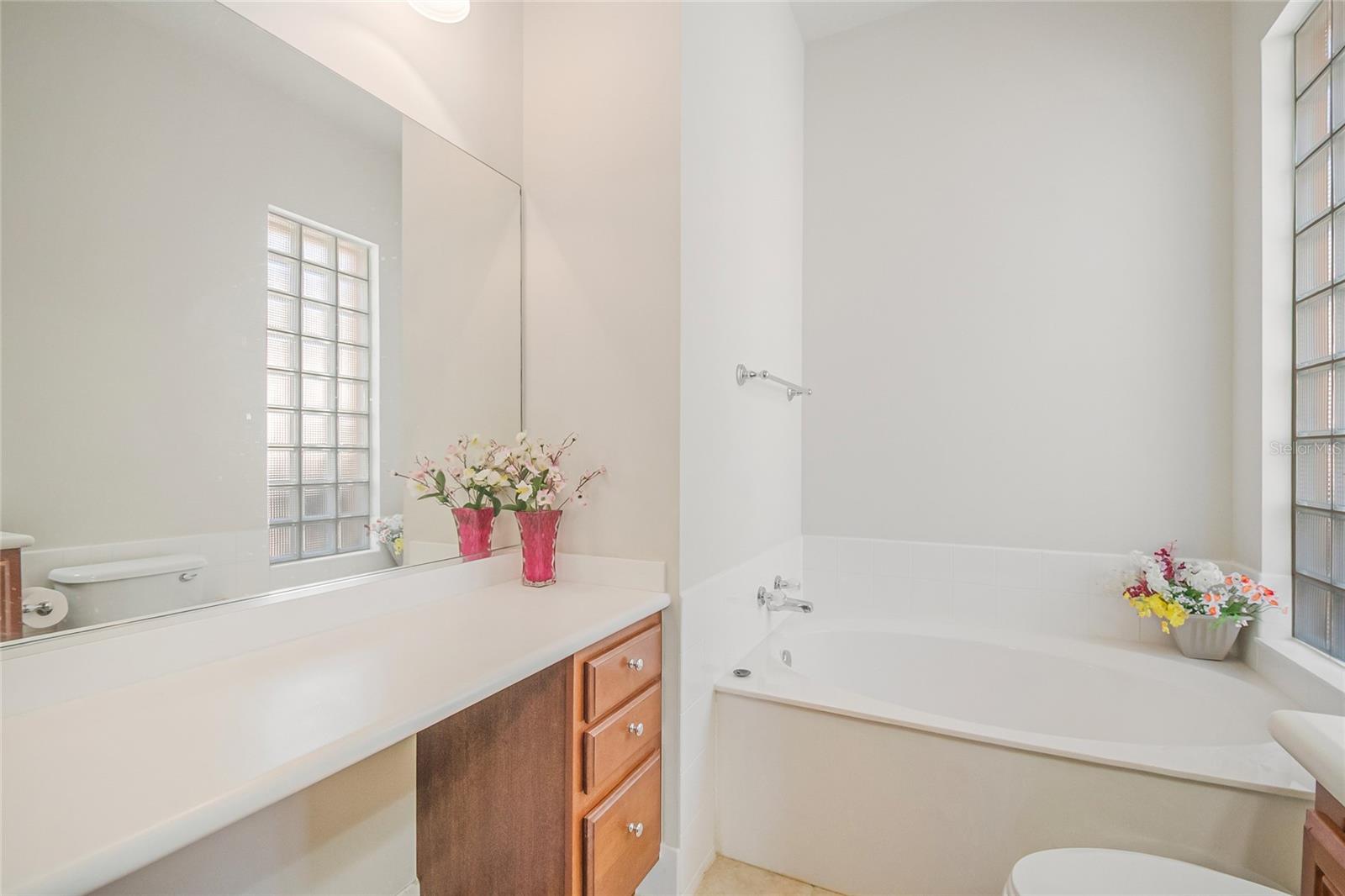 VILLAGEWALK/LK NONAD & 01 - Residential Lease