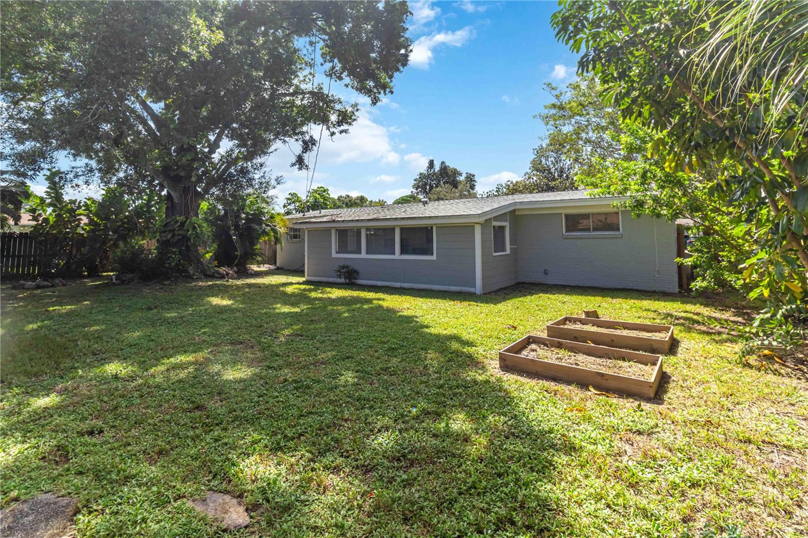 TROPICAL GARDENS - Residential