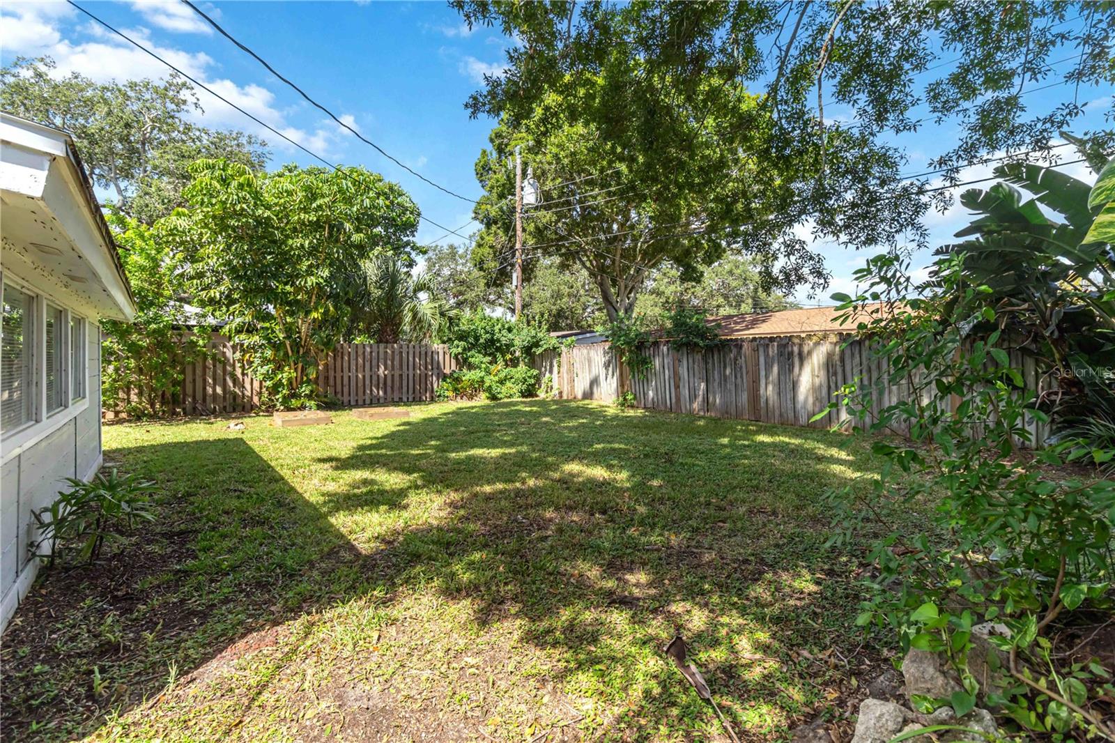 TROPICAL GARDENS - Residential