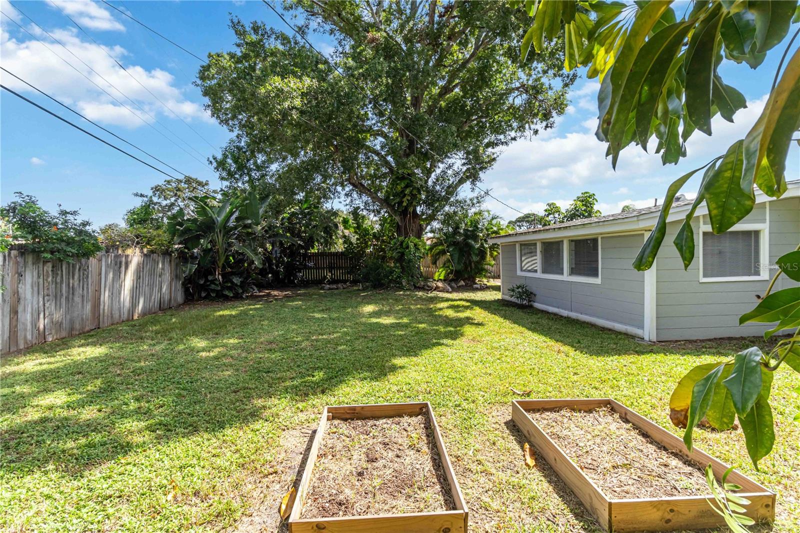 TROPICAL GARDENS - Residential
