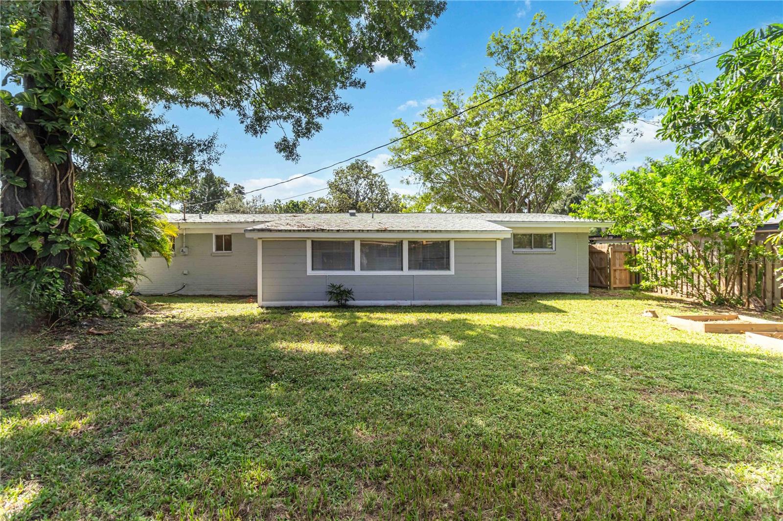 TROPICAL GARDENS - Residential
