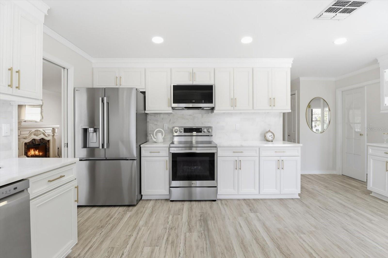 HAMPTON POINT - Residential