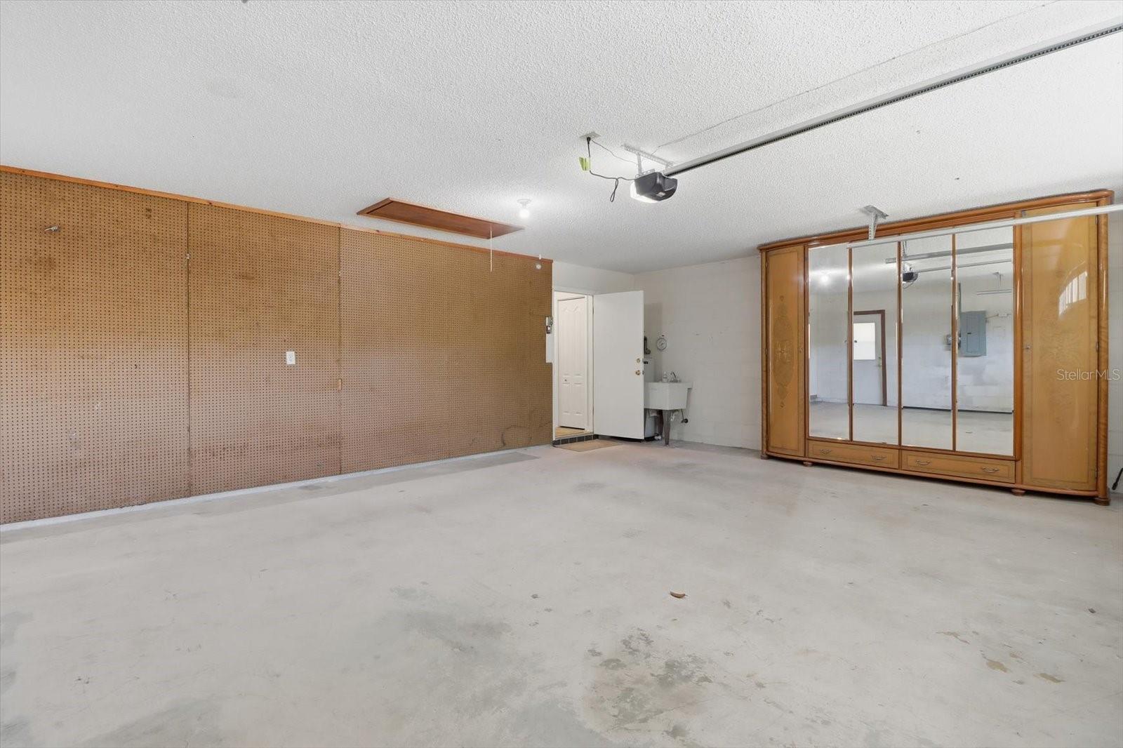 HAMPTON POINT - Residential