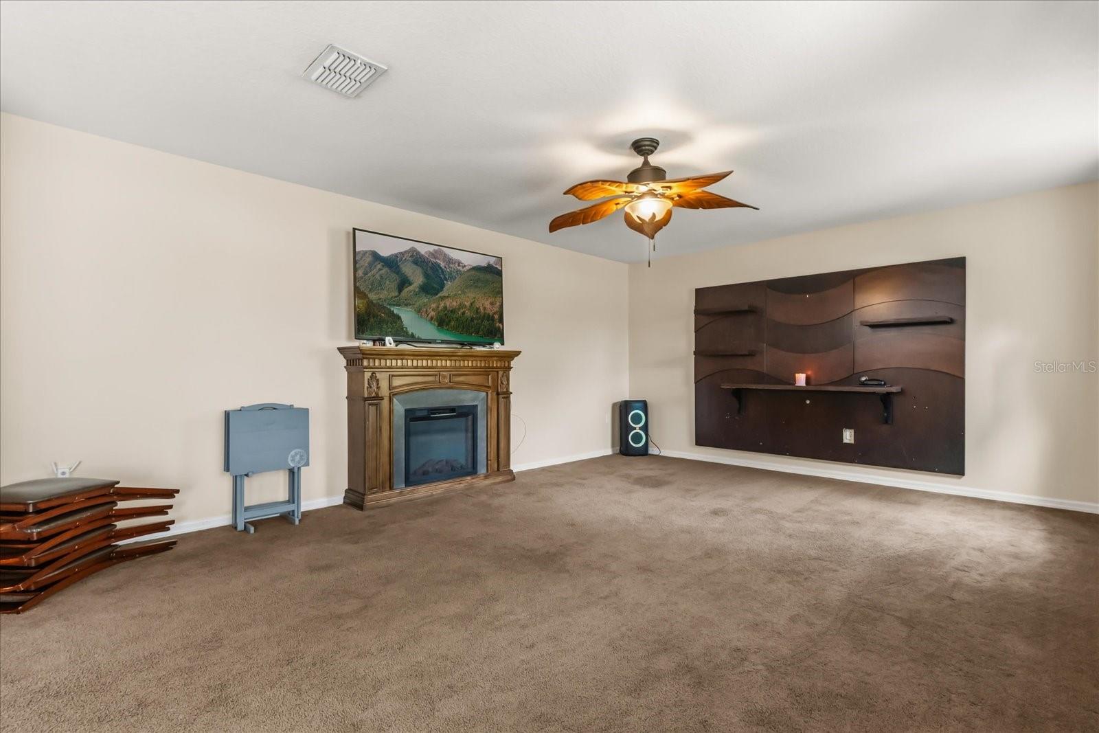 ROYAL HILLS - Residential